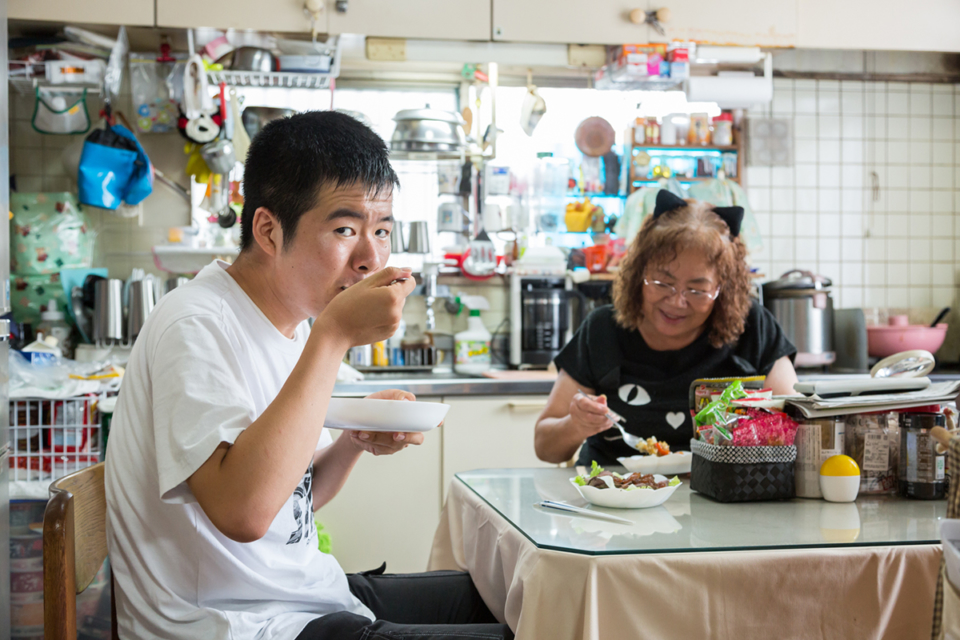 じたくでわたなべさんとおかあさんがしょくじをしているようす。