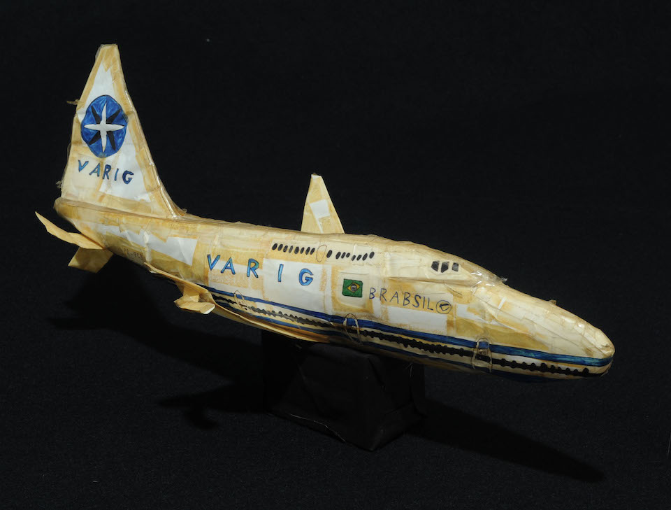 (写真について)「ヴァリグ航空(2)」/165×392×214mm/紙、ボールペン、油性マーカー、セロハンテープ、針金/1998~2000年頃/日本財団所蔵