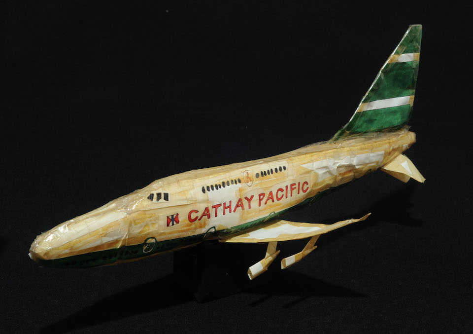 (写真について)「キャセイ・パシフィック航空」/169×401×238mm/紙、ボールペン、油性マーカー、セロハンテープ、針金/1998~2000年頃/日本財団所蔵