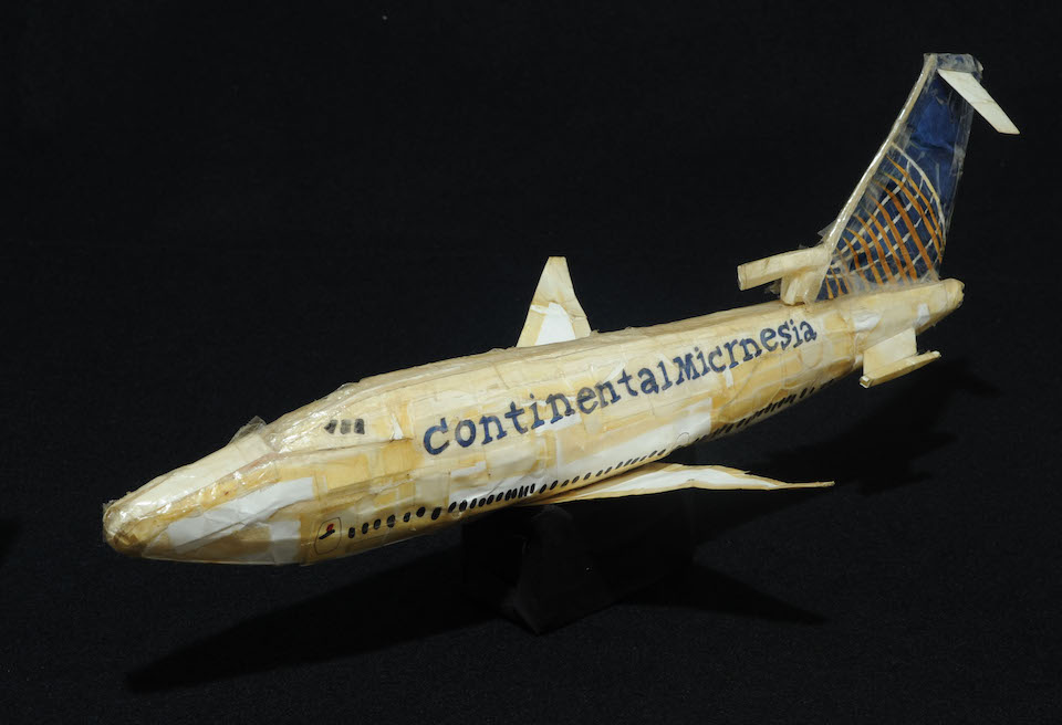 (写真について)「コンチネンタル・ミクロネシア航空」/156×438×212mm/紙、ボールペン、油性マーカー、セロハンテープ/1998~2000年頃/日本財団所蔵