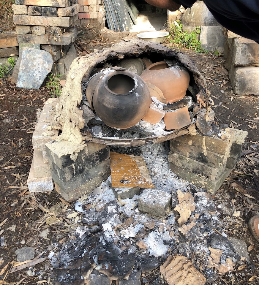 写真：土器焼きの様子