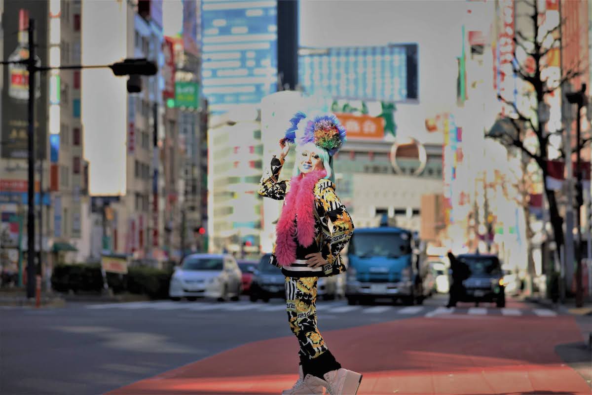 お化粧やヘッドドレスは失われた本能を取り戻す行為。「名付けられない