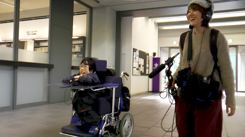 石田監督と、映画の録音スタッフ。笑いながら廊下を歩く