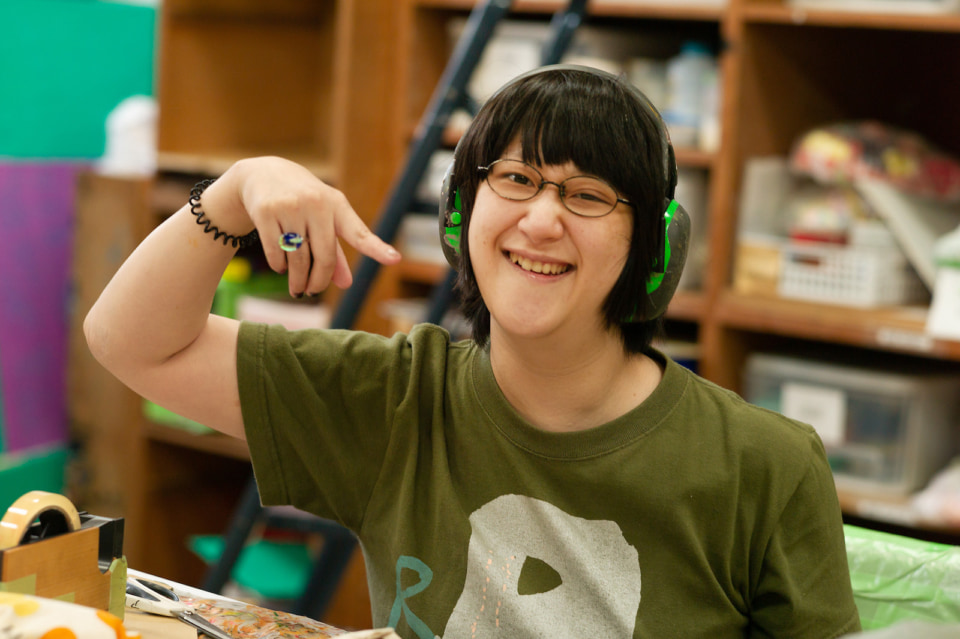 ともにかけるアートの伴走者 本人は手を動かさないプロデューサー型アーティストの腕となり 声となる Stories Diversity In The Arts Today