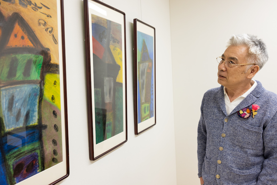 [Photograph] 今回の共演者、畑名さんの絵画を見つめるイッセーさん