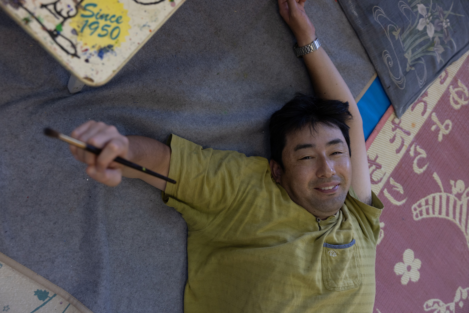アトリエで寝そべって、笑顔を見せてくれた横田さん
