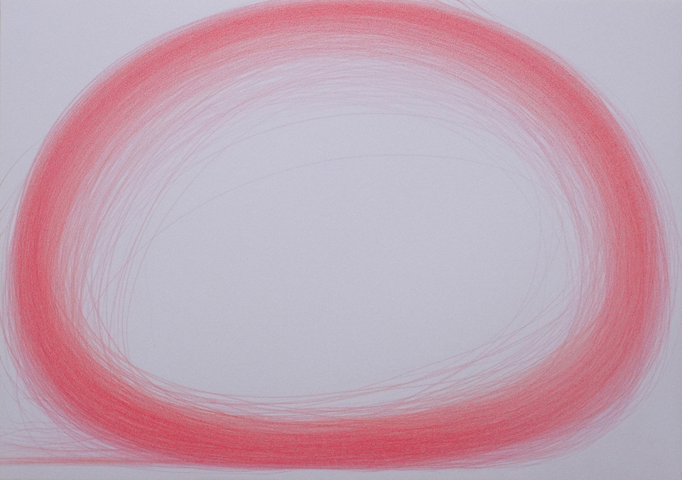 稲田萌子さんの作品画像。赤い細い線が重なり、楕円形を描いている。
