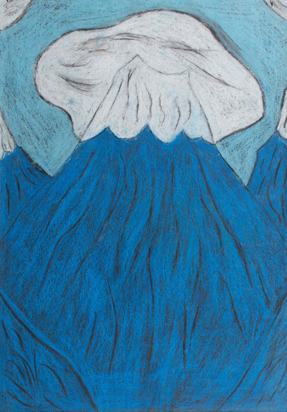 青木 尊さんの作品画像。青で描かれた山野ような突起物が画面の大半を占めており、その突起物の先端には白い雲ようなものがかかっているように見える。