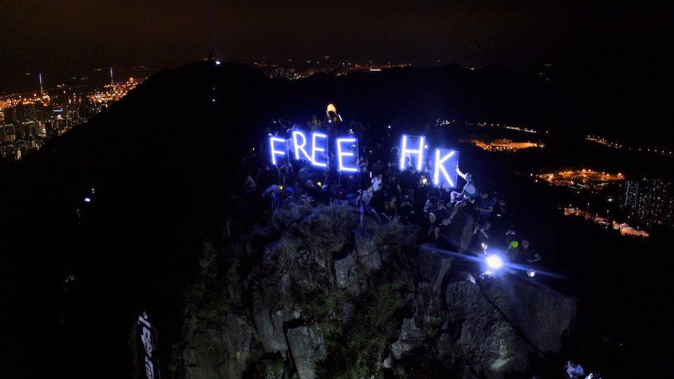 山頂に「FREE HK」とライトアップされた文字が浮き立つ香港の夜景。