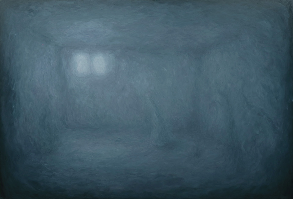 福田絵理さんの作品画像。全体的にグレーの色使いでおぼろげな室内空間が描いている。左奥の小さな窓からうっすら光が漏れている。