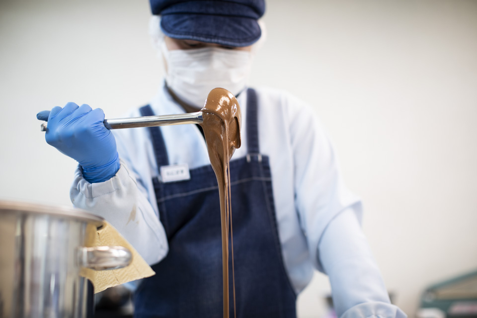 【写真】チョコの粘度を確認する様子