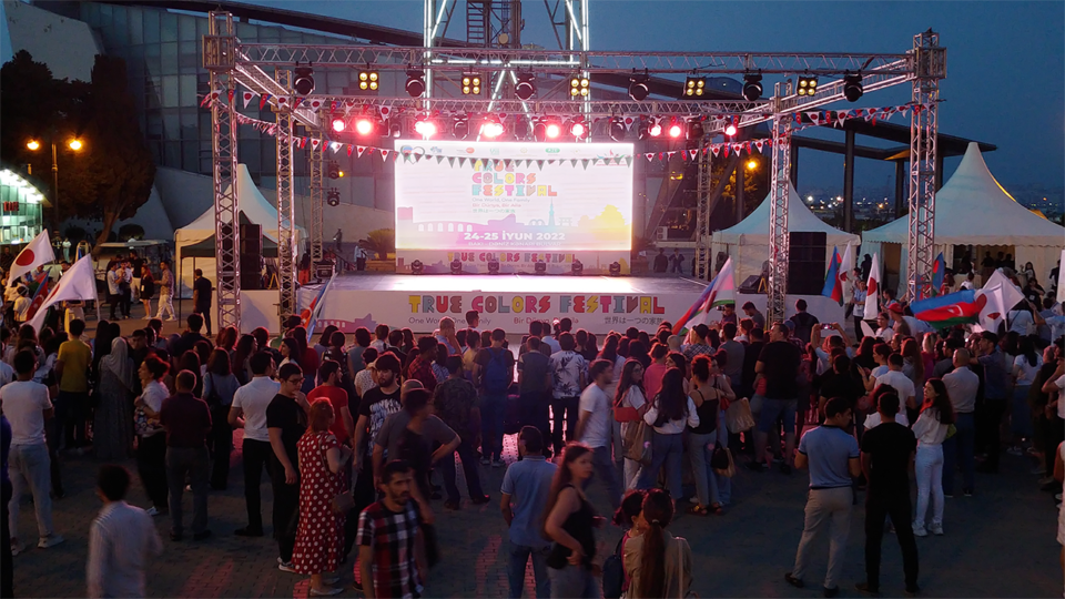 【写真】アゼルバイジャンで行われたフェスティバル、ステージの様子。舞台中心がライトアップされ、大勢の観客が囲んでいる。
