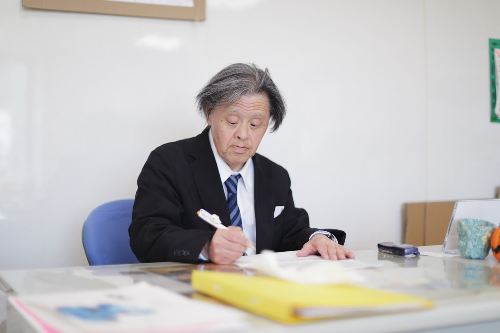 【写真】熱心に名前を書く伊藤さん