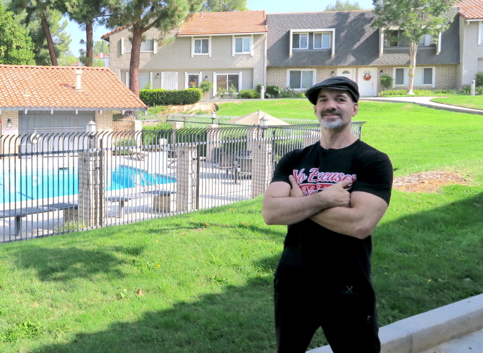 【写真】ロサンゼルス郊外の自宅でインタビューに応じてくれたクジョーことジェイコブ・ライオンズ