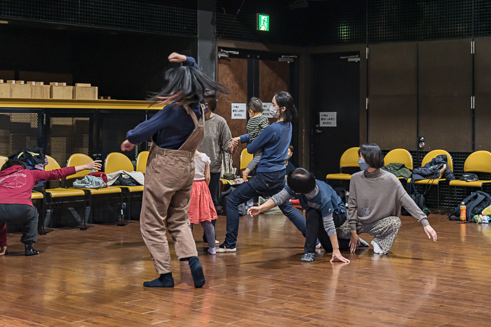 【写真】横一列になってつながる人たち。反り返ったり、しゃがんだり、子どもを抱いて足を広げて立っていたり。