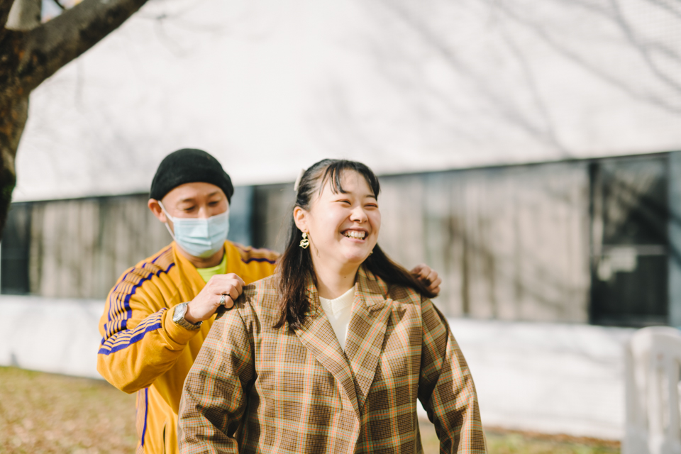 【写真】仲良しの原田さんと共に