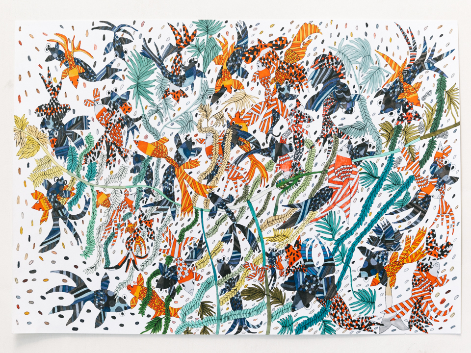 【絵】金魚が水草などが、水玉やストライプなどを用いてカラフルに描かれている。山田さんの現在の代表的な要素が詰め込まれている