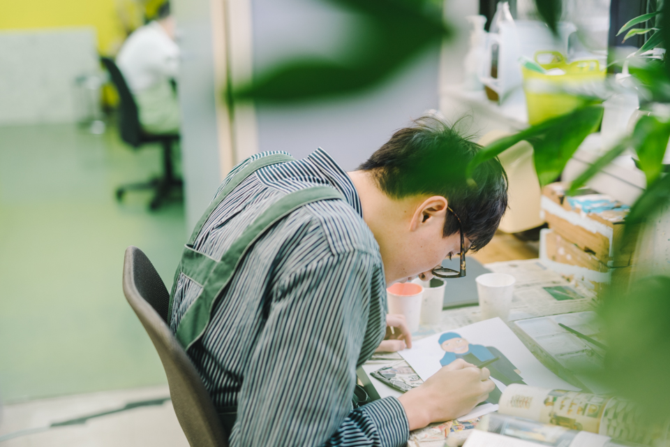 【写真】真剣に絵に取り組む安永さん