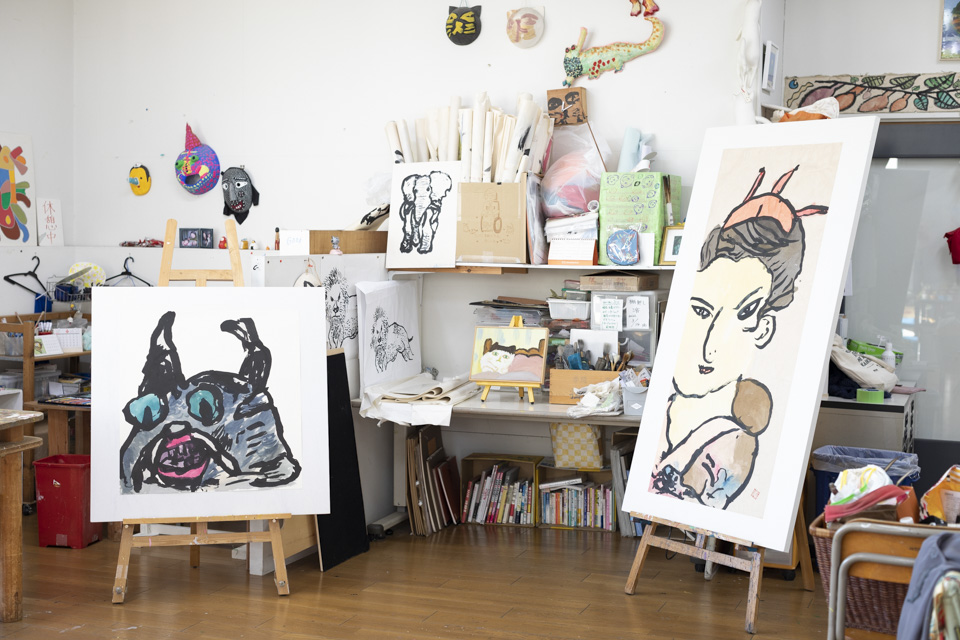 【写真】武田さんの作業場と、彼女が描いた作品群。