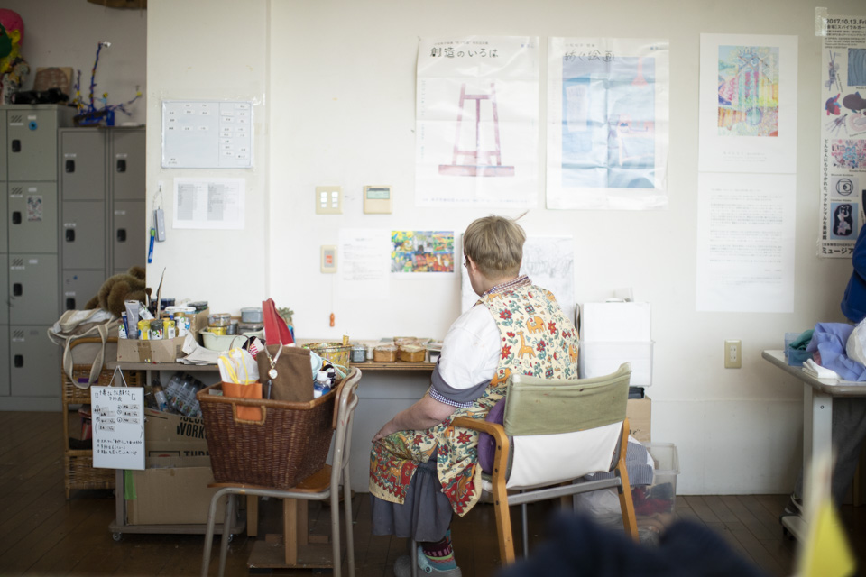 【写真】アーティストの女性が絵を描いている様子