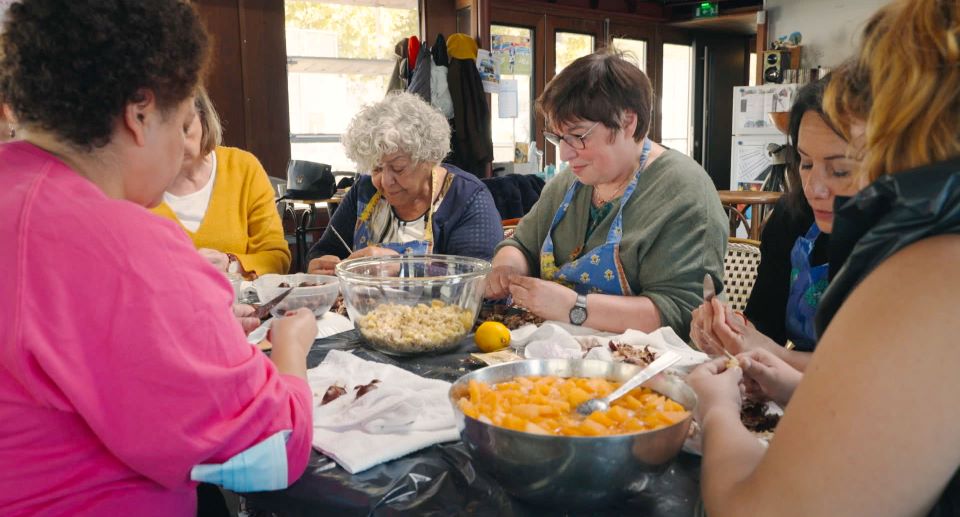 【画像】数人の女性たちがテーブルを囲んでジャムを制作している