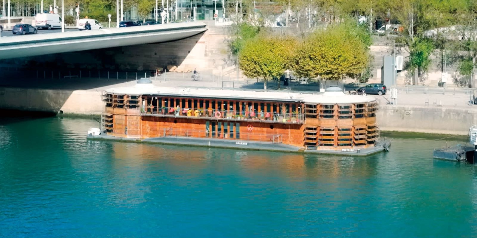 【写真】映画の一場面。セーヌ川に木造建築の船〈アダマン〉が浮かんでいる様子