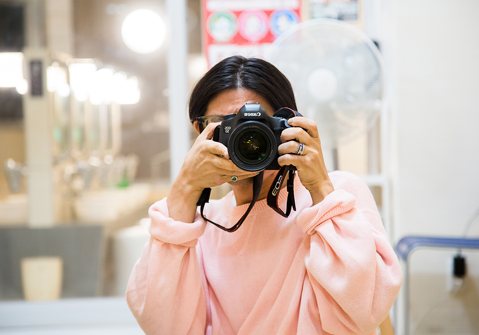 【写真】自分が映った鏡に向かいカメラを向けている金川さんの写真