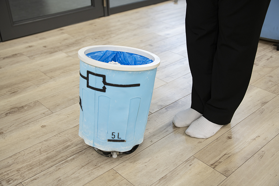 【写真】ゴミ箱にメガネらしき模様が描かれたロボット