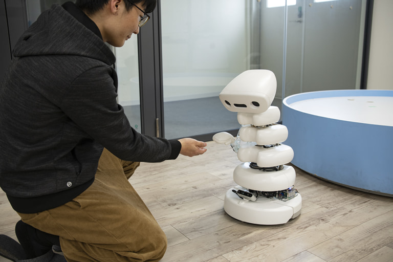 ひとりではなにもできない「弱いロボット」とつくる豊かな社会 | ストーリー | DIVERSITY IN THE ARTS TODAY