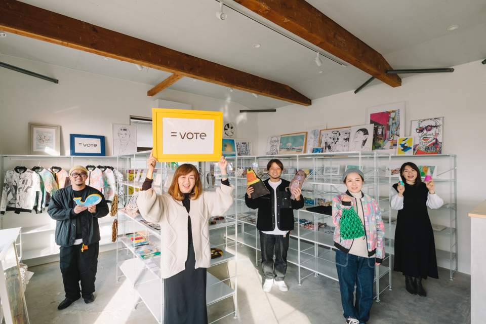 【写真】長崎県東彼杵町にあるイコールボートの店内とスタッフ。店内の棚には色とりどりの商品が置かれている