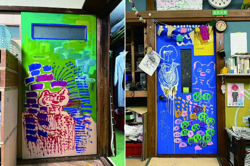 【写真】２枚の写真、左側にはドアが緑に塗られ、動物のような絵が描かれている、右側には青いドアの写真、人と熊のようなイラストが描かれている。