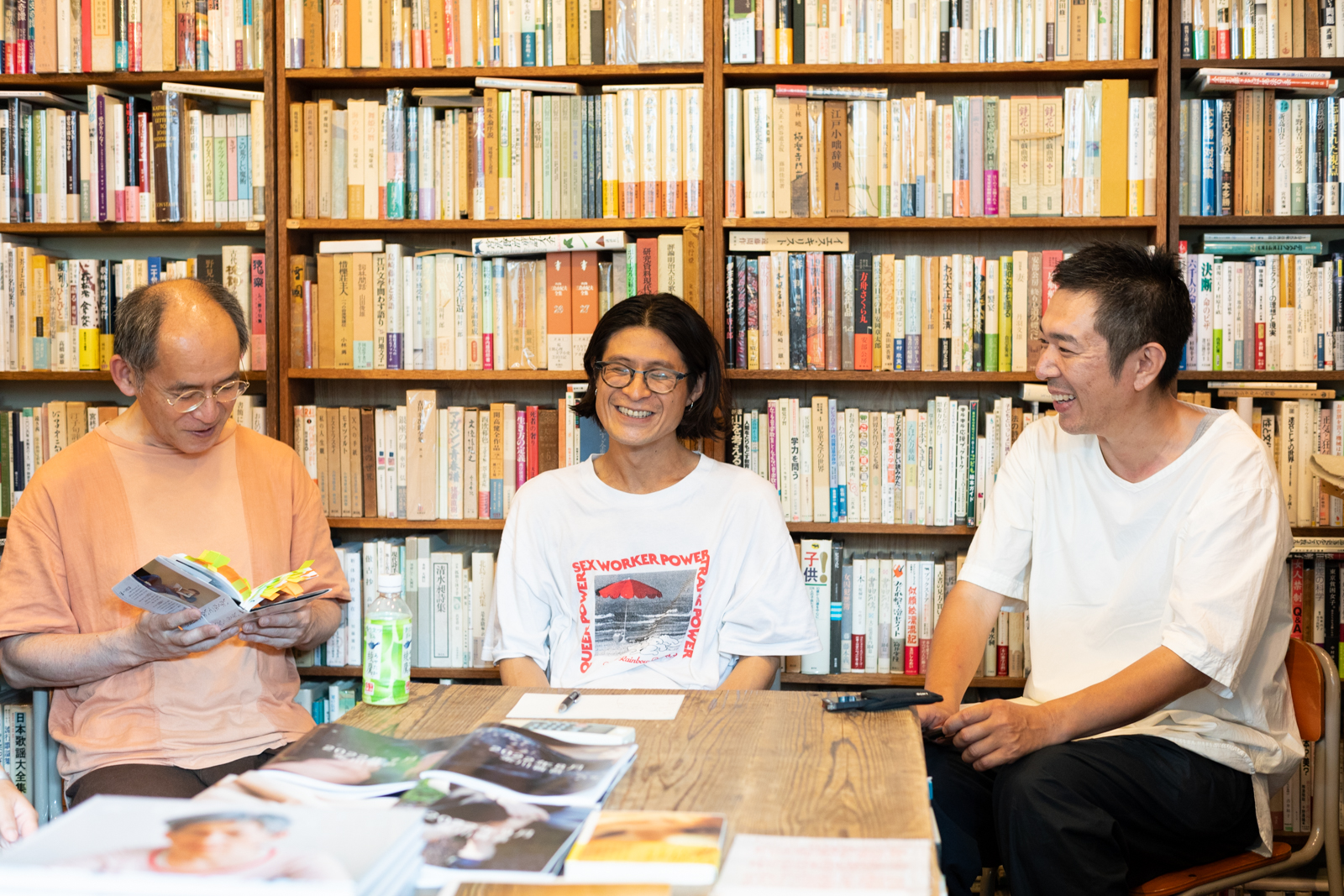【写真】細馬宏通さんと金川晋吾さん、トーク司会の川井操さんが笑顔で話す様子