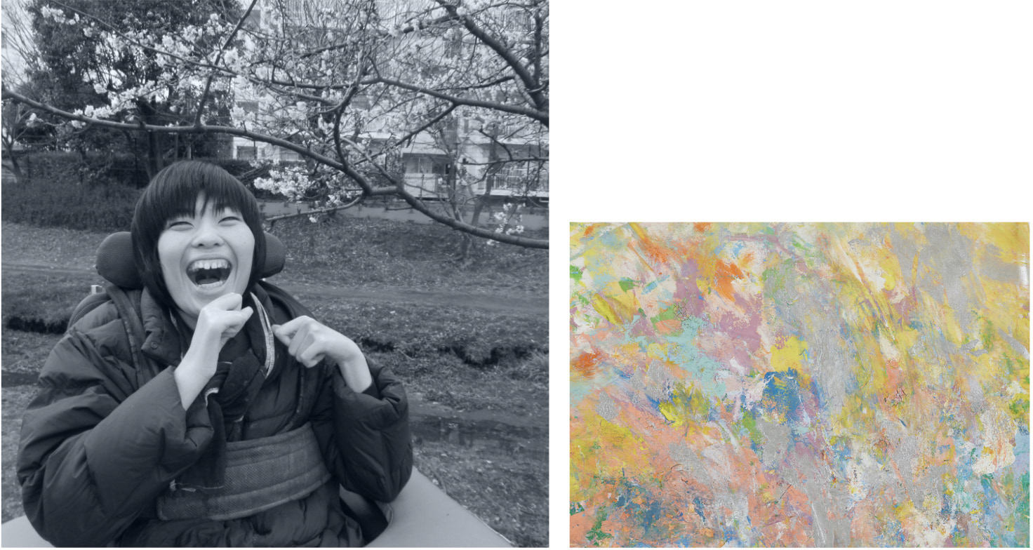 左に菊地さんの写真。桜の木の下で笑顔を見せている。右に作品の写真。淡いピンクや黄色、青色の中小作品