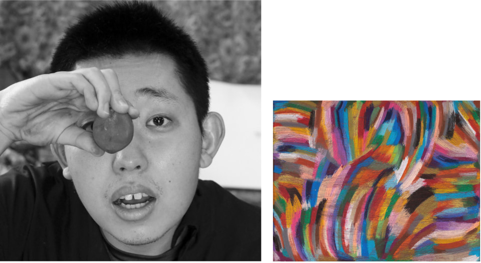 左に岡部さんの写真。「コロイチ」を顔の前で持つアップで写っている。右に作品の写真。カラフルな力強い線が、うねる様に画面を埋め尽くしている。