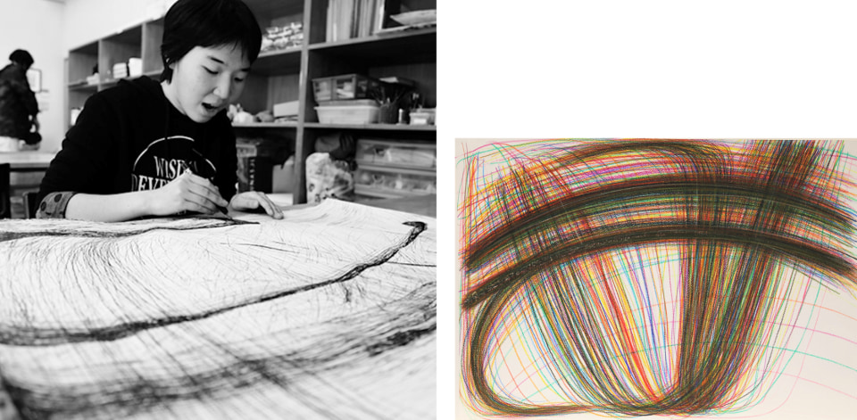 左に中川さんの写真。色鉛筆を持って作品を制作中。右に作品の写真。動きのあるカラフルな線が、何層にも重ねられている。