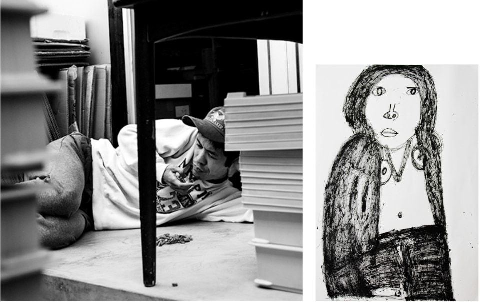 左に岡元さんの画像、キャップを被り床に寝転がっている。右に作品の画像。黒いかすれた線で描かれた女性の絵