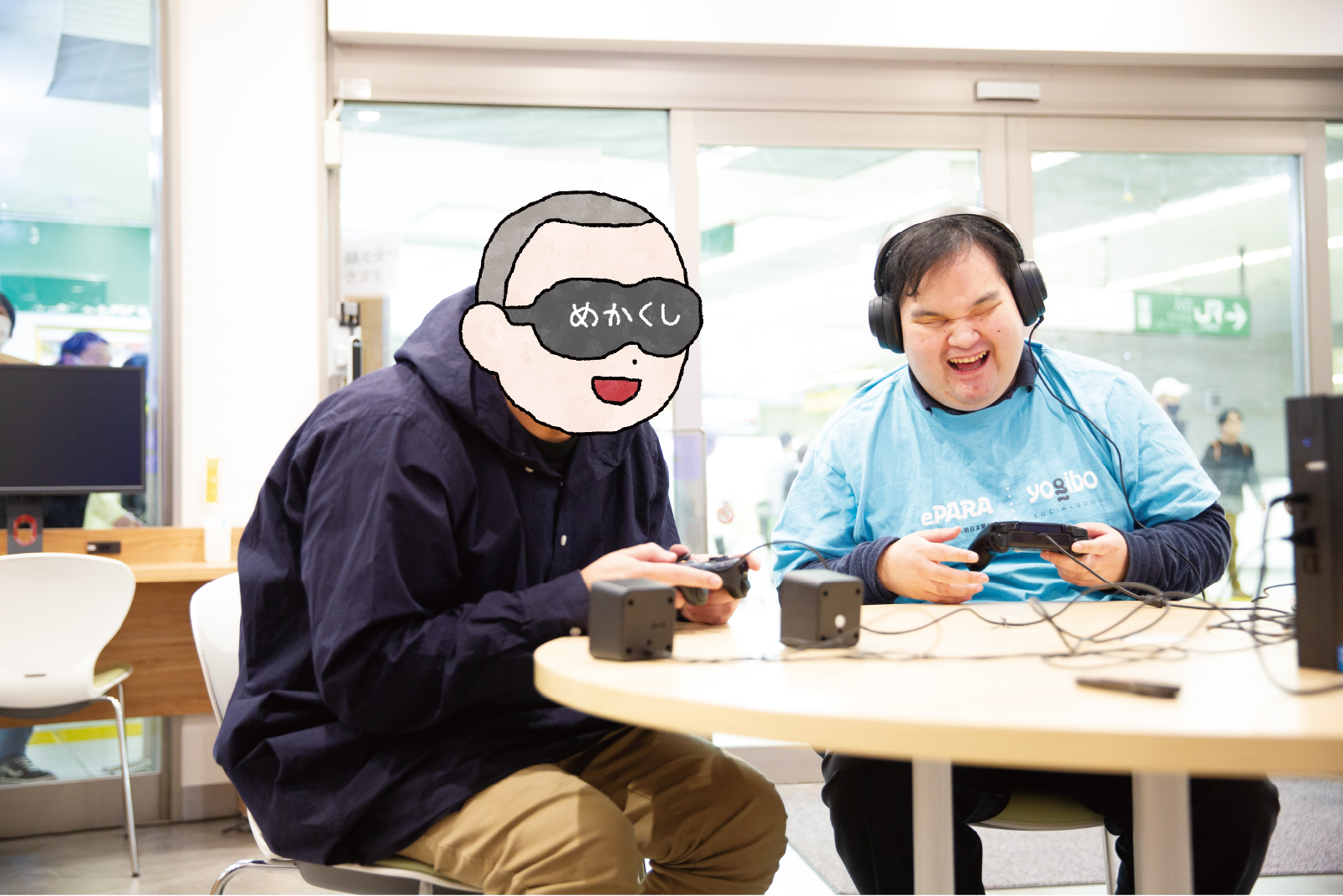 【写真】ゲームさんぽのなむさんと、ePAPA（イーパラ）所属・全盲のアスリートのNAOYAさんが笑顔で、一緒にゲームをしている。なむさんの顔はイラストで表現され、目隠しがついている。