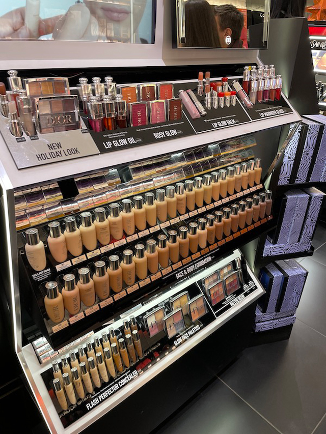 【写真】化粧品売場の様子。40本を超える種類のファンデーションが2列に並べられている。それぞれは微妙な色の差異で、グラデーションのようになっている。