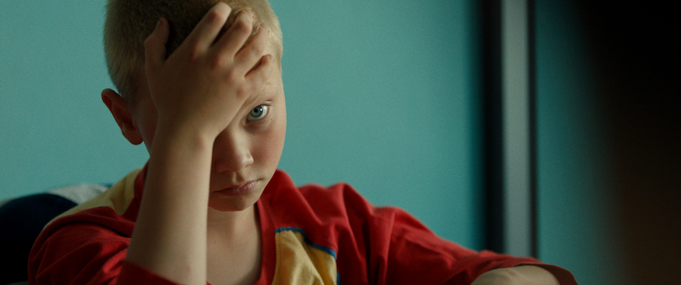 【写真】映画『最悪な子どもたち』のポスターに使われた写真。ライアン役を演じるティメオ・マオーが、右手を頭におき、鋭く青い目でこちらを睨みつけている。